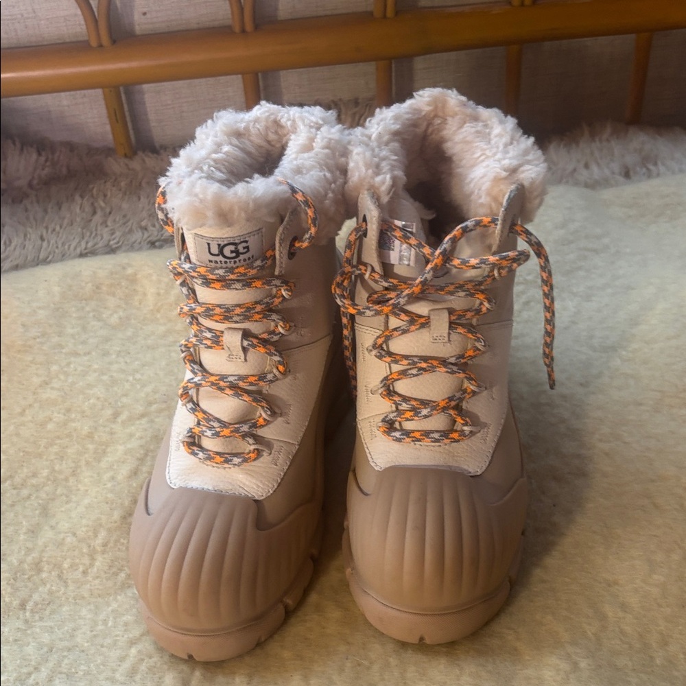 New Ugg Adiroam hiker size7